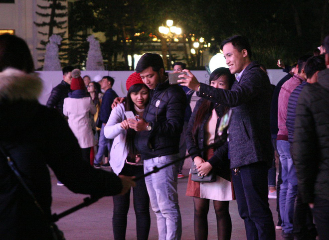 Hà Nội rét căm căm, hàng nghìn người dân vẫn ùn ùn kéo đến TTTM trong đêm check in trước lễ Giáng sinh